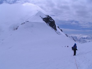 szczyt Mont Blanc w oddali i stopniowe pogarszanie pogody