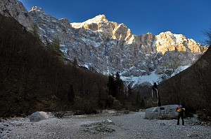 Dolina Vrata nieopodal schroniska Aljazev dom  - pomnik partyzantów - alpinistów poległych w górach. Na wprost północna ściana Triglava