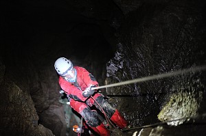 Jaskinia Kasprowa Niżnia - zjazd do Gniazda Złotej Kaczki