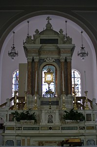 Ołtarz główny w Sanktuarium Boskiego Oblicza w Manopello