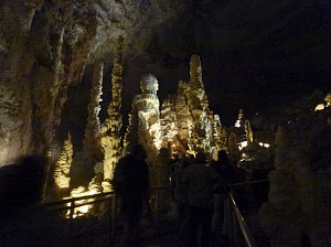 Ogromne stalagmity w największej sali jaskiniowej Europy